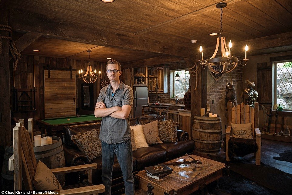 Homem gasta R$ 155 mil em porão inspirado na série The Elder Scrolls