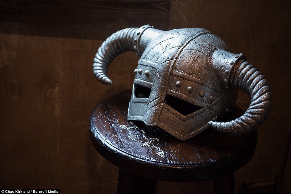Homem gasta R$ 155 mil em porão inspirado na série The Elder Scrolls
