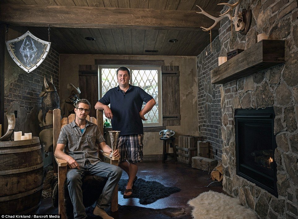 Homem gasta R$ 155 mil em porão inspirado na série The Elder Scrolls