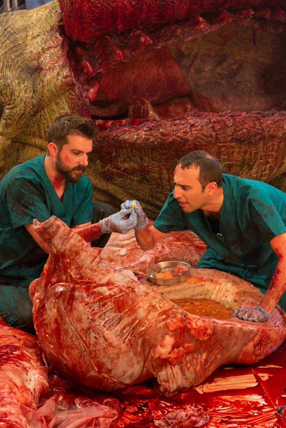 Presas e sangue: confira a autópsia de uma réplica realista de Tiranossauro