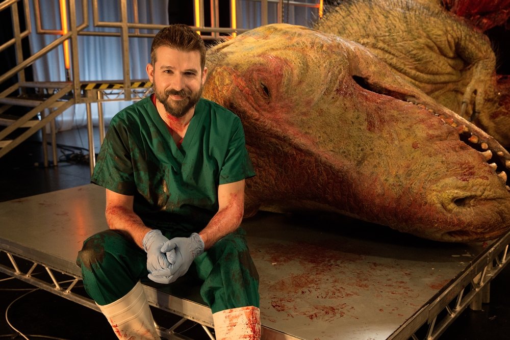 Presas e sangue: confira a autópsia de uma réplica realista de Tiranossauro