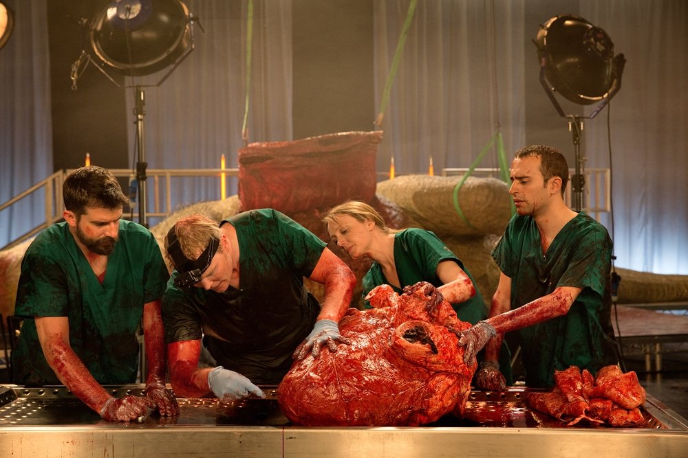 Presas e sangue: confira a autópsia de uma réplica realista de Tiranossauro