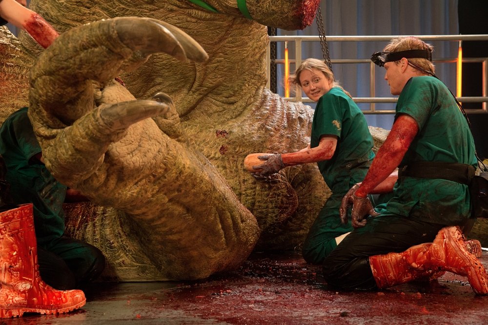 Presas e sangue: confira a autópsia de uma réplica realista de Tiranossauro