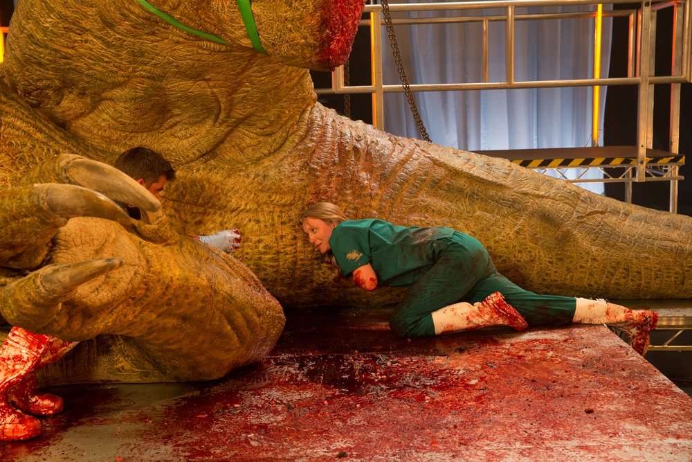 Presas e sangue: confira a autópsia de uma réplica realista de Tiranossauro