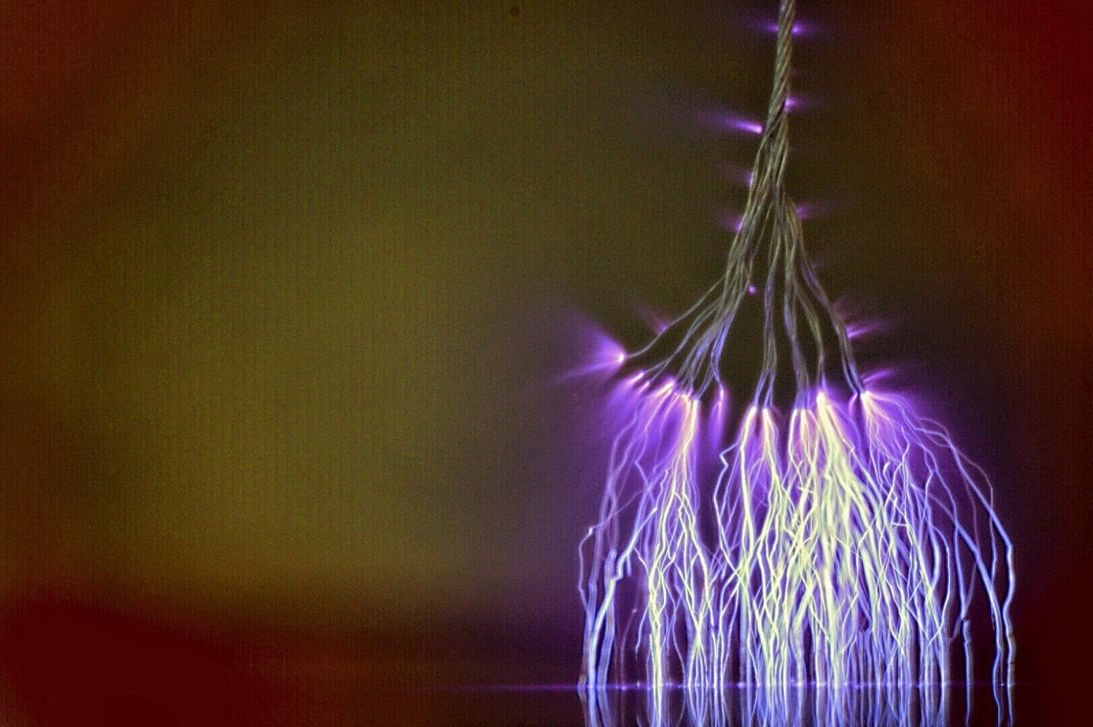 Bobina de Tesla: confira uma 'microtempestade de raios' em fotos