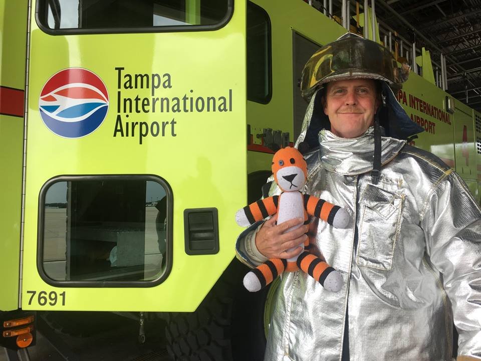 Que fofo! Aeroporto cria saga épica para que bicho de pelúcia volte ao dono