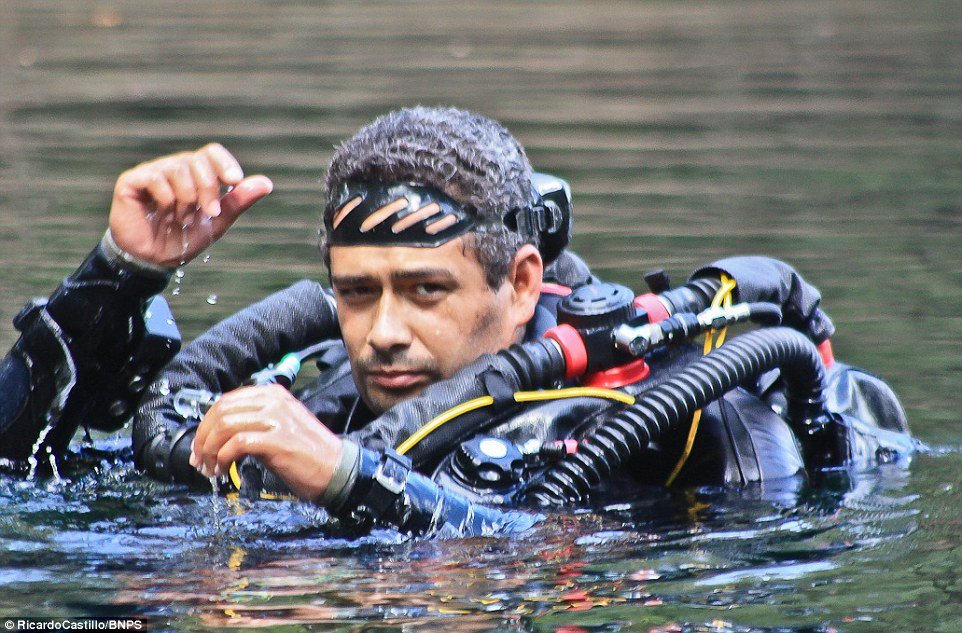 O mergulhador mexicano Ricardo Castillo, com seu equipamento