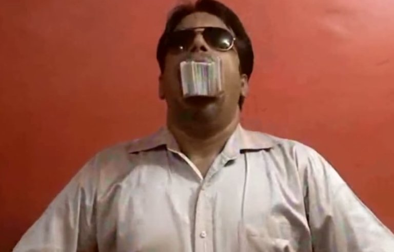 Professor indiano bate vários recordes enfiando coisas bizarras na boca