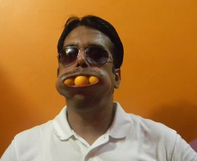 Professor indiano bate vários recordes enfiando coisas bizarras na boca