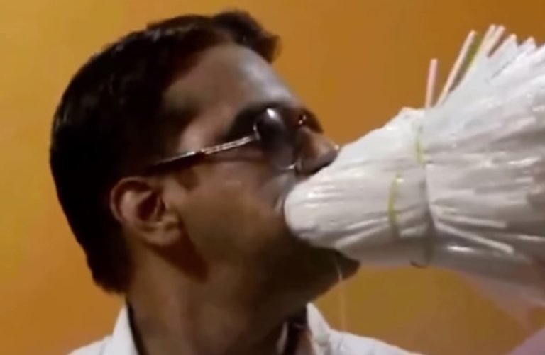 Professor indiano bate vários recordes enfiando coisas bizarras na boca