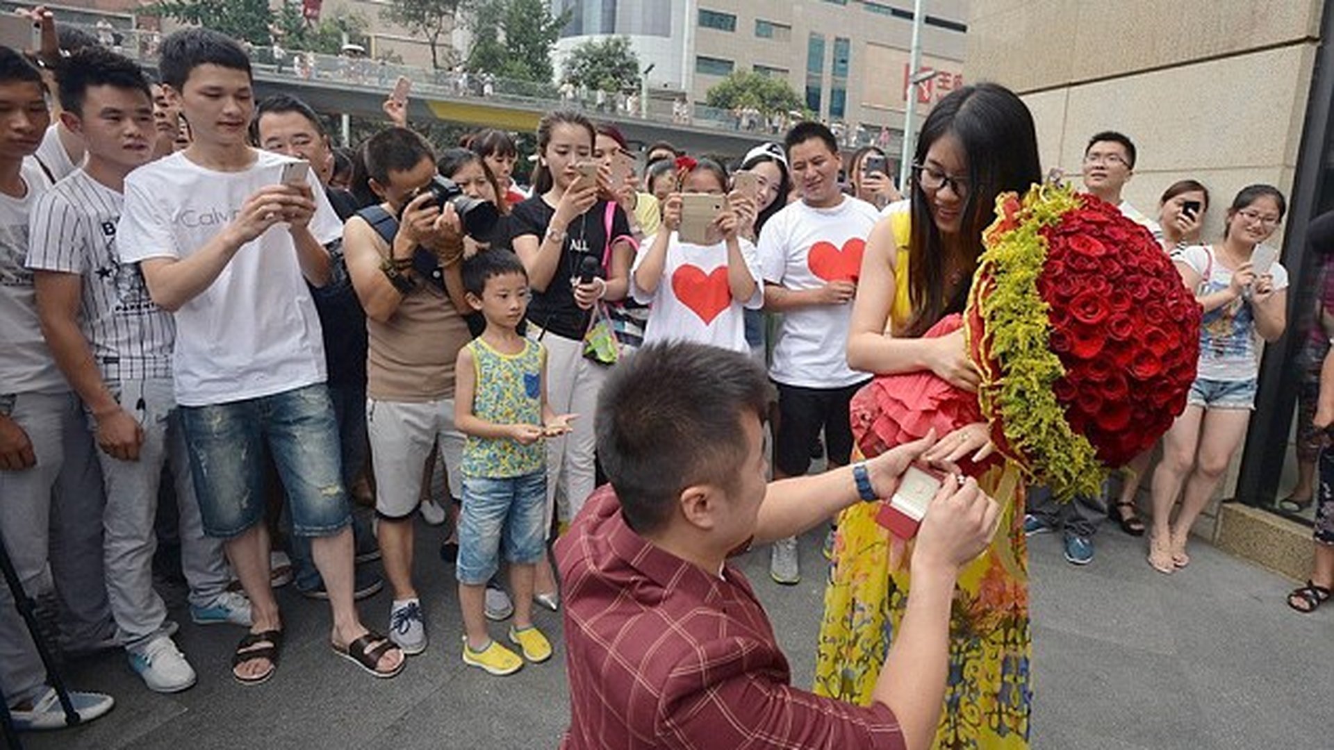 Chinês é Preso Por Pedir Sua Namorada Em Casamento Em Público Mega Curioso