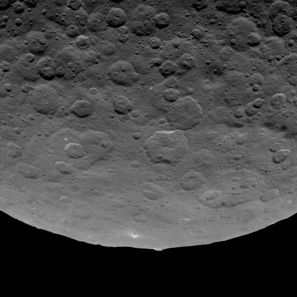 Pontos brilhantes e a pirâmide em Ceres