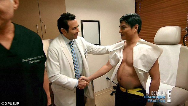 Super-Homem filipino é proibido de fazer cirurgias no abdômen – entenda