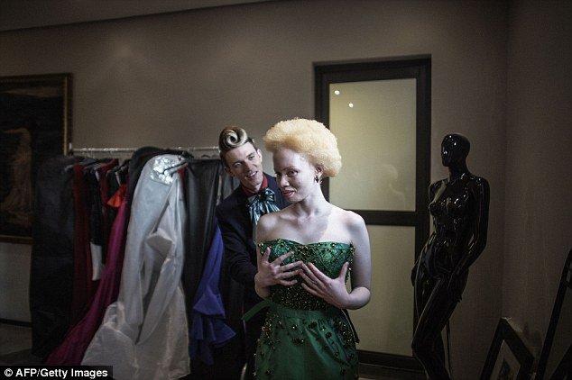 Do bullying para a vida de modelo: conheça a história de Thando Hopa