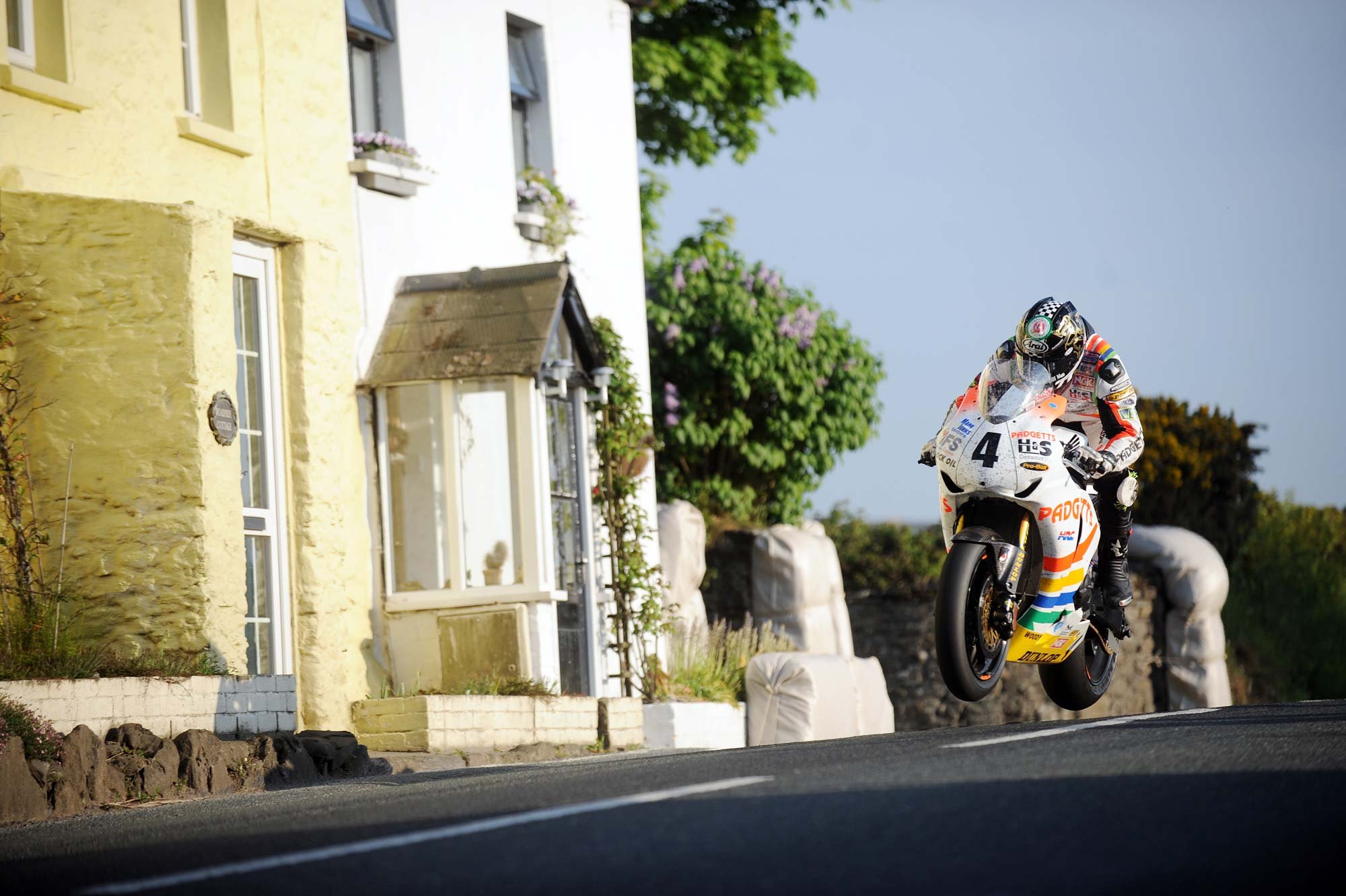 Conheça a Isle Of Man TT, a corrida de motos mais perigosa do