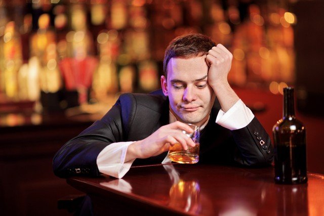 Bêbados ficam mesmo mais chatos (mas pensam o contrário)