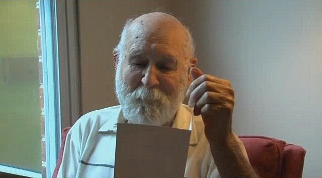 Duane Schrock Sr. lê o cartão de Dia dos Pais que levou 26 anos para ser entregue