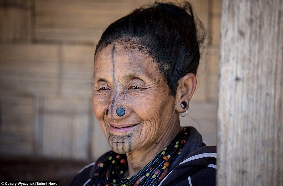 Saiba por que estas mulheres usam alargadores e tatuagens no rosto