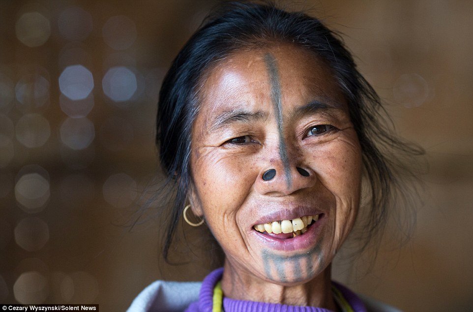Saiba por que estas mulheres usam alargadores e tatuagens no rosto