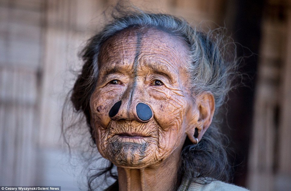 Saiba por que estas mulheres usam alargadores e tatuagens no rosto