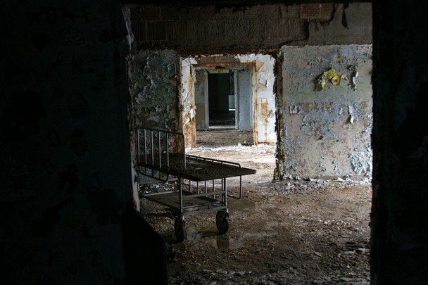 Fotos guardam memórias aterrorizadoras de sanatórios abandonados