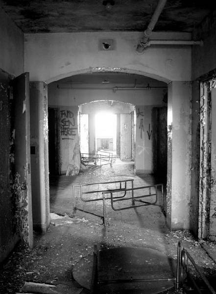 Fotos guardam memórias aterrorizadoras de sanatórios abandonados