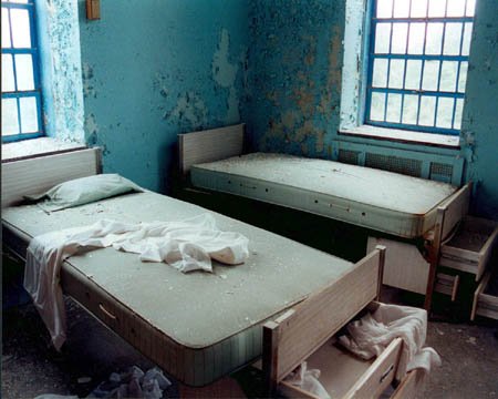 Fotos guardam memórias aterrorizadoras de sanatórios abandonados