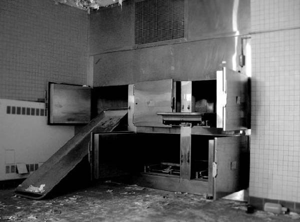 Fotos guardam memórias aterrorizadoras de sanatórios abandonados
