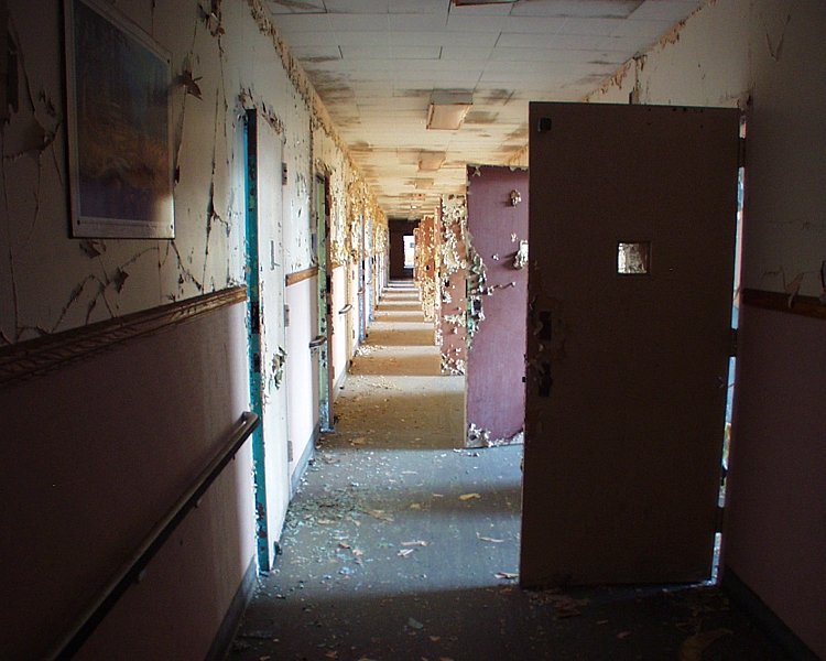 Fotos guardam memórias aterrorizadoras de sanatórios abandonados