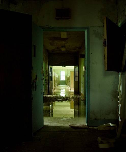Fotos guardam memórias aterrorizadoras de sanatórios abandonados