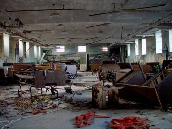 Fotos guardam memórias aterrorizadoras de sanatórios abandonados