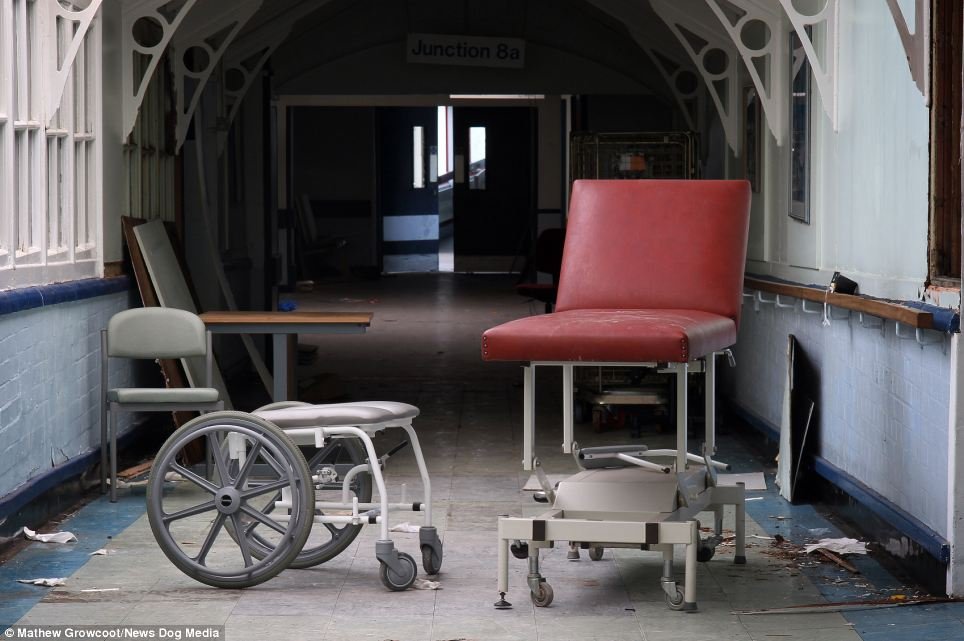 Fotos guardam memórias aterrorizadoras de sanatórios abandonados