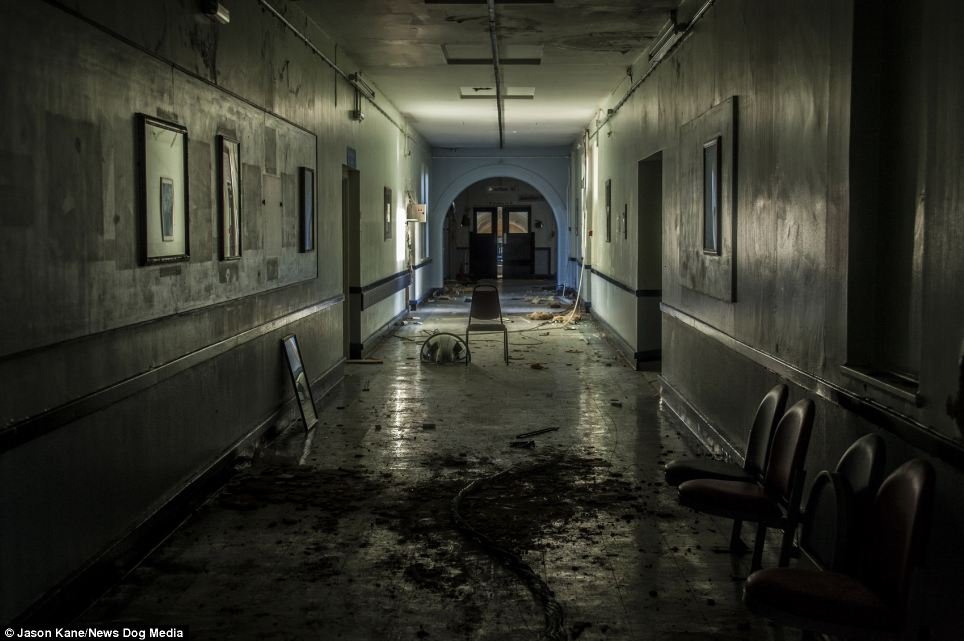 Fotos guardam memórias aterrorizadoras de sanatórios abandonados