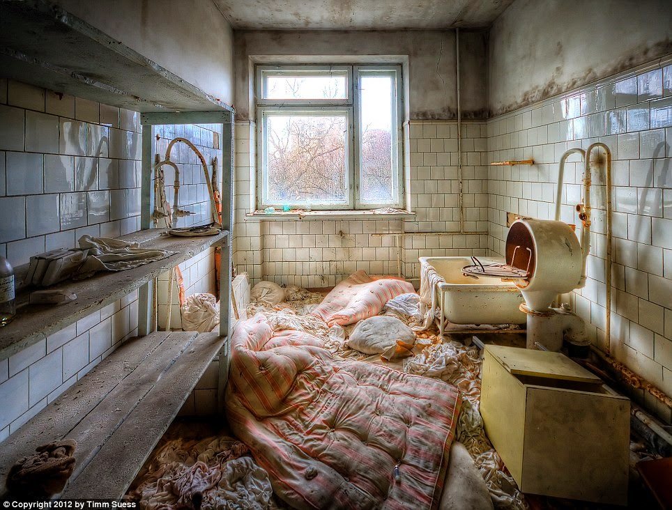Fotos guardam memórias aterrorizadoras de sanatórios abandonados