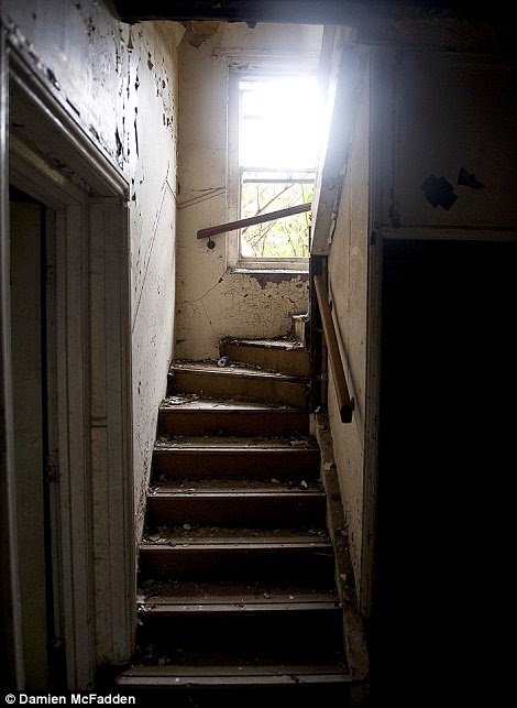 Fotos guardam memórias aterrorizadoras de sanatórios abandonados