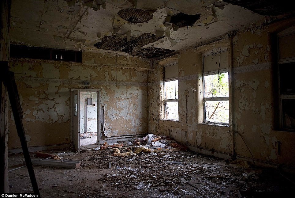 Fotos guardam memórias aterrorizadoras de sanatórios abandonados