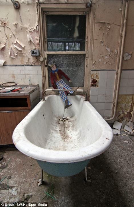 Fotos guardam memórias aterrorizadoras de sanatórios abandonados