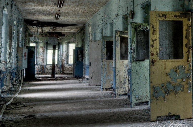 Fotos guardam memórias aterrorizadoras de sanatórios abandonados