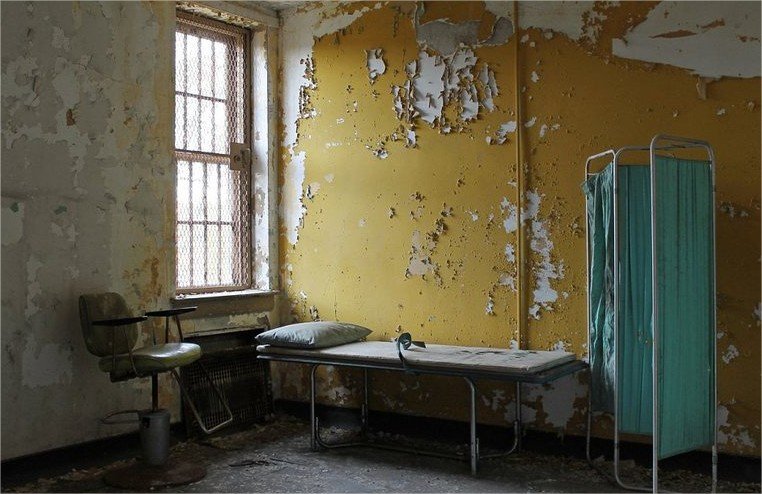 Fotos guardam memórias aterrorizadoras de sanatórios abandonados