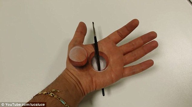Artista cria pinturas incríveis na mão com apenas dois itens de maquiagem