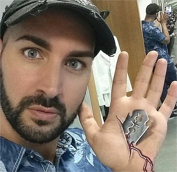 Artista cria pinturas incríveis na mão com apenas dois itens de maquiagem