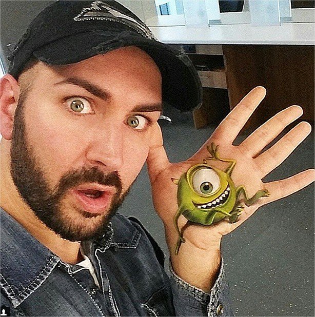 Artista cria pinturas incríveis na mão com apenas dois itens de maquiagem