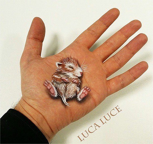 Artista cria pinturas incríveis na mão com apenas dois itens de maquiagem