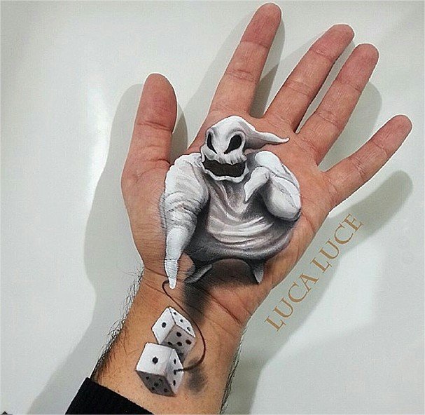 Artista cria pinturas incríveis na mão com apenas dois itens de maquiagem