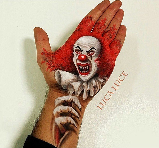 Artista cria pinturas incríveis na mão com apenas dois itens de maquiagem