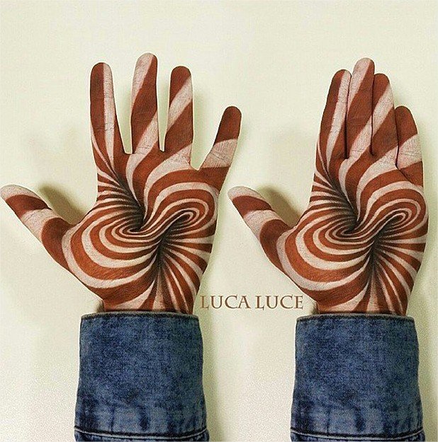 Artista cria pinturas incríveis na mão com apenas dois itens de maquiagem
