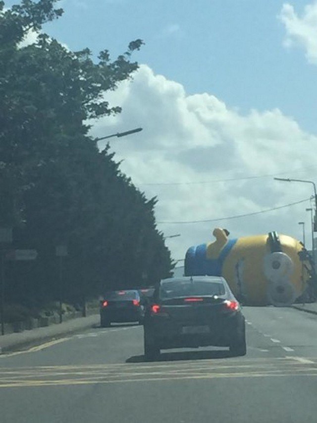 Minion gigante voador assusta moradores de Dublin, na Irlanda