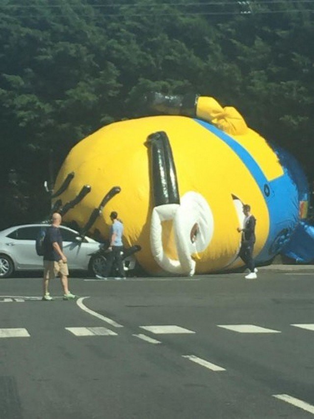 Minion gigante voador assusta moradores de Dublin, na Irlanda