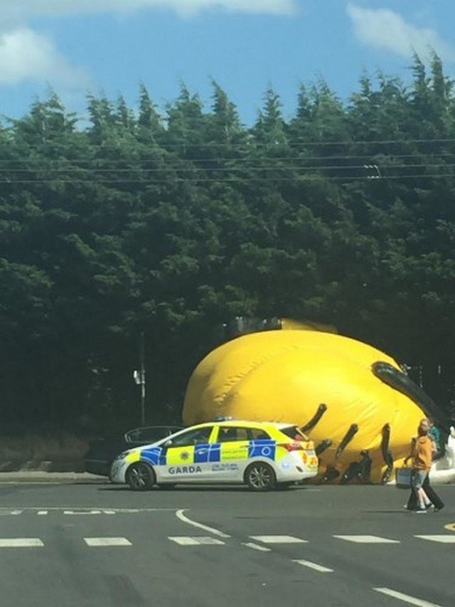 Minion gigante voador assusta moradores de Dublin, na Irlanda