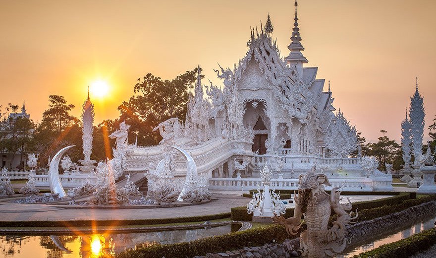 O templo fica ainda mais bonito ao amanhecer ou durante o pôr do Sol
